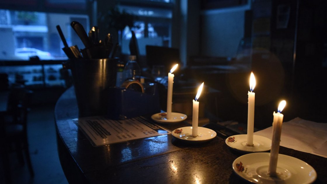 La época de “apagones” y velas que nadie extraña en Guatemala