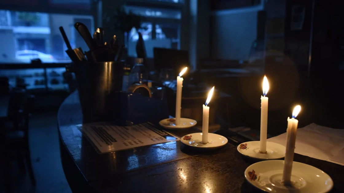 La época de “apagones” y velas que nadie extraña en Guatemala
