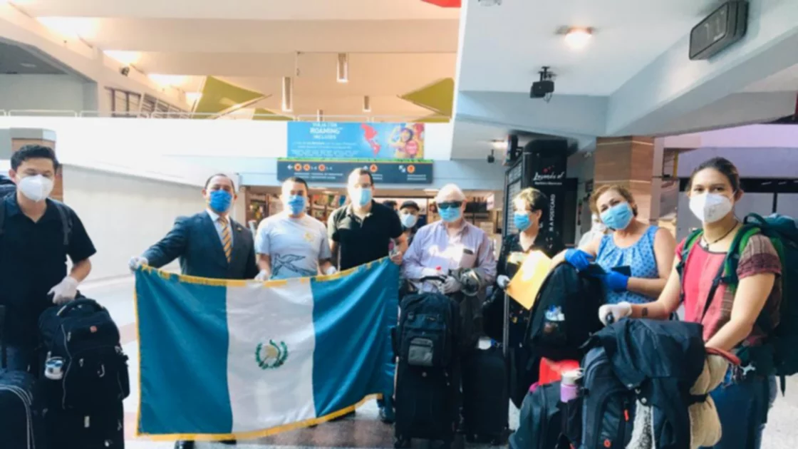 Retornan 38 guatemaltecos varados en República Dominicana