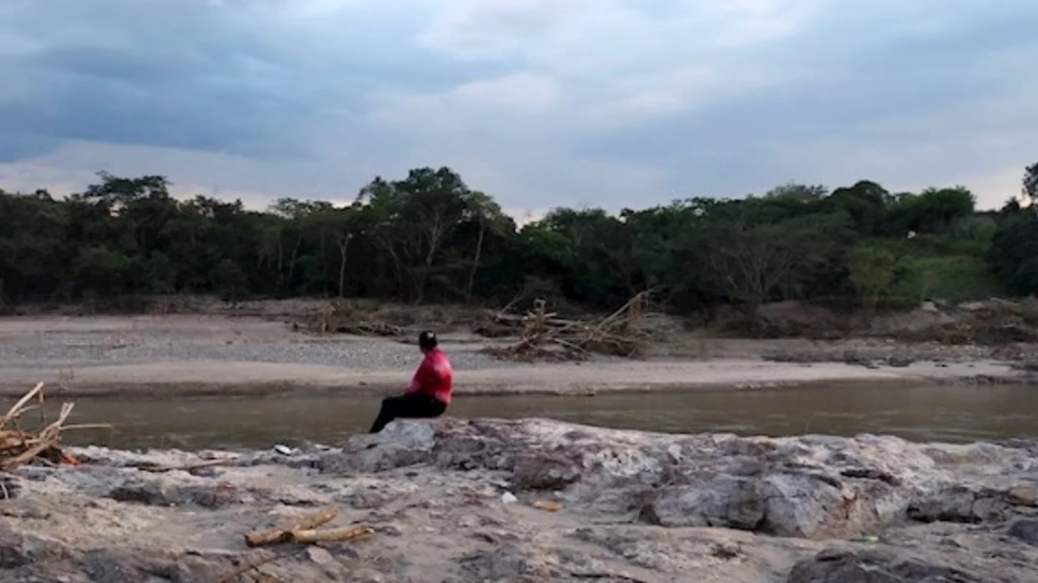 Evacuan a treinta familias en Honduras por el desbordamiento de un río Evacuan a treinta familias en Honduras por el desbordamiento de un río