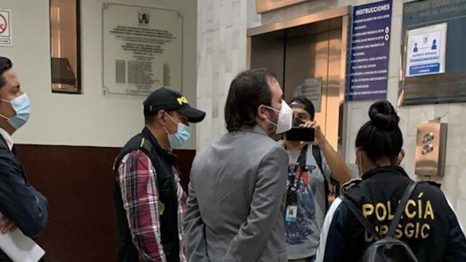 Abogado Dennis Billy Herrera Arita llega a Tribunales y es capturado