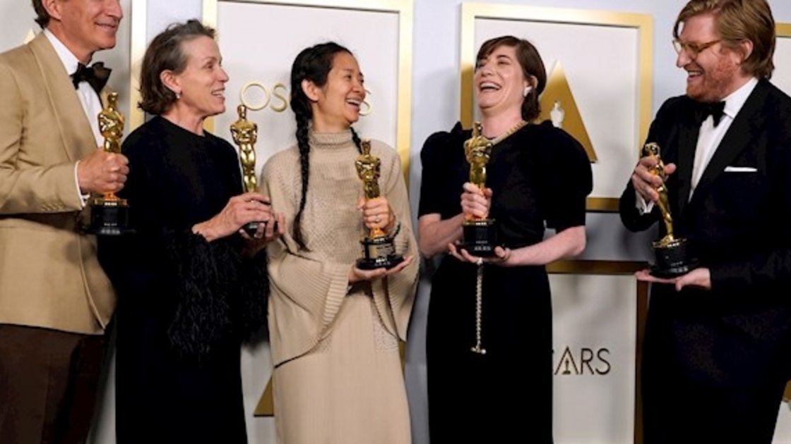 “Nomadland” domina los Óscar con tres premios, incluido mejor película