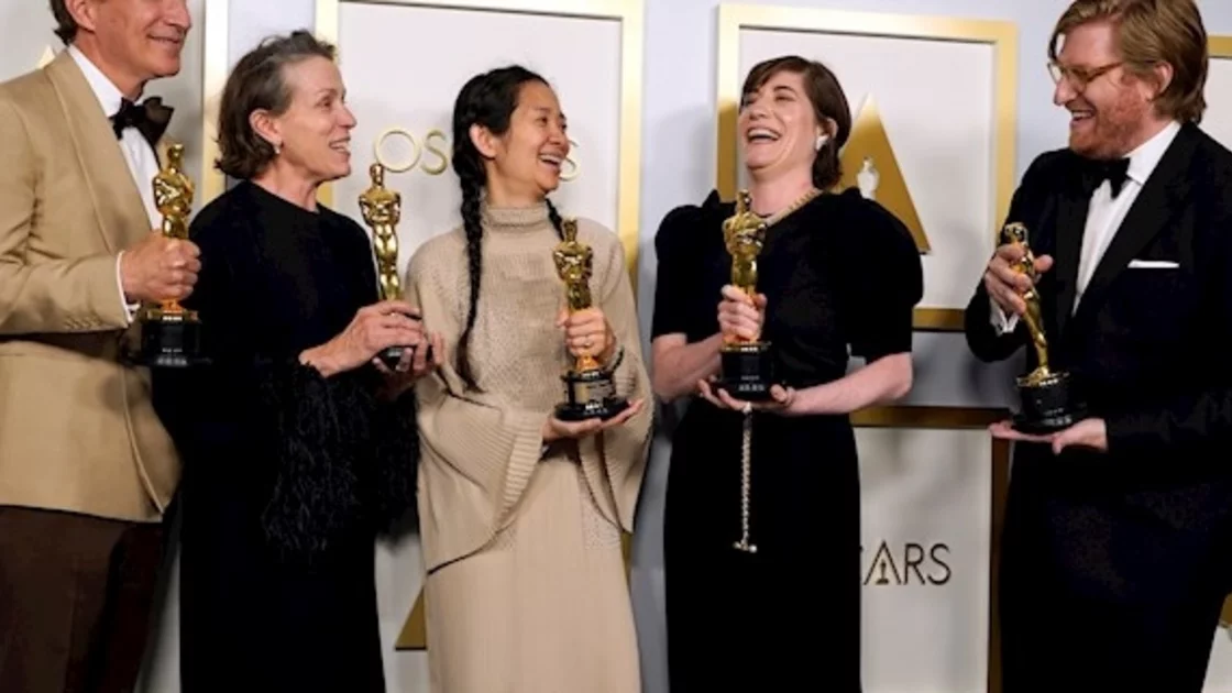 “Nomadland” domina los Óscar con tres premios, incluido mejor película
