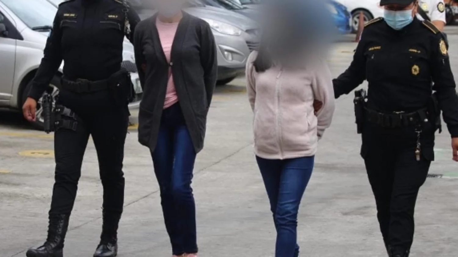 Dos mujeres y un hombre arrestados por robar Q400 mil en Mixco Dos mujeres y un hombre arrestados por robar Q400 mil en Mixco