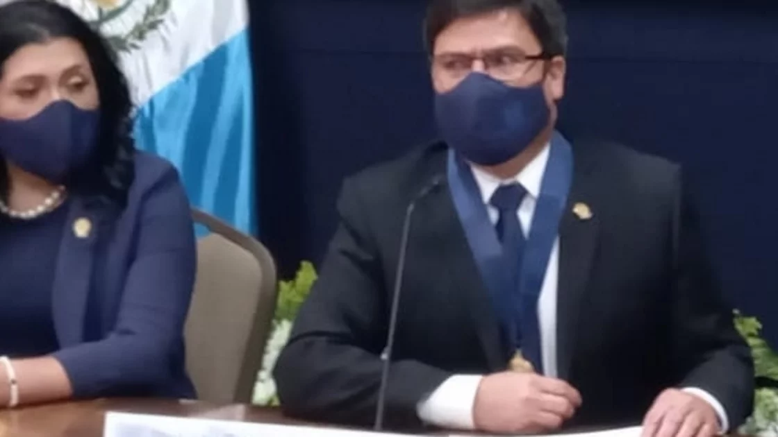 Rafael Rojas asume presidencia del TSE, en medio de señalamientos por título falso