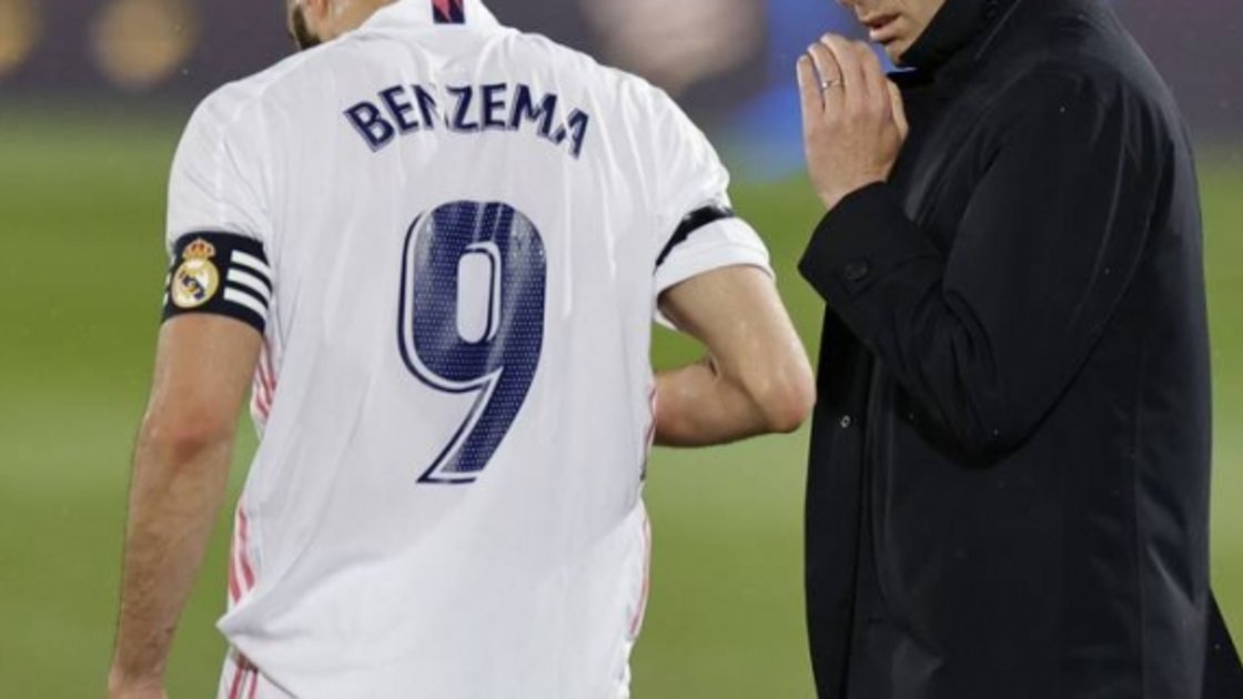 Zidane sobre Benzema: “es un jugador increíble y merece el Balón de Oro”
