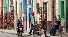 Unos cubanos se reúnen en una calle durante un apagón en La Habana. Foto: AFP