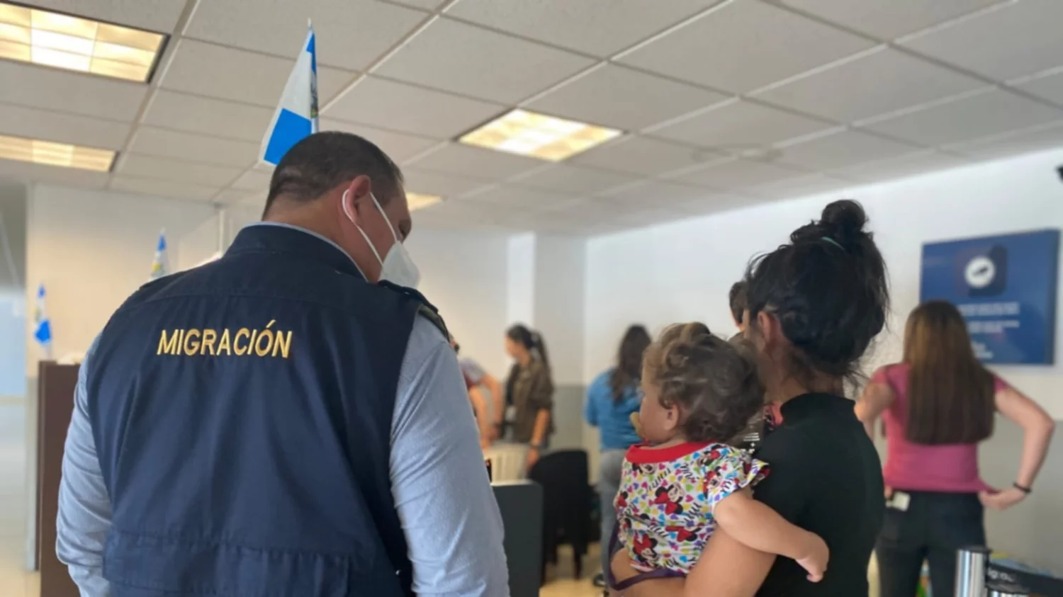 Migrantes en la Fuerza Aérea Guatemala, a su arribo al país. (Foto: Migración) Migrantes en la Fuerza Aérea Guatemala, a su arribo al país. (Foto: Migración)