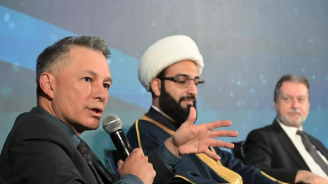 El guatemalteco, Carlos Luna, participó en la Cumbre de los Acuerdos de Abraham. (Foto: Cortesía)