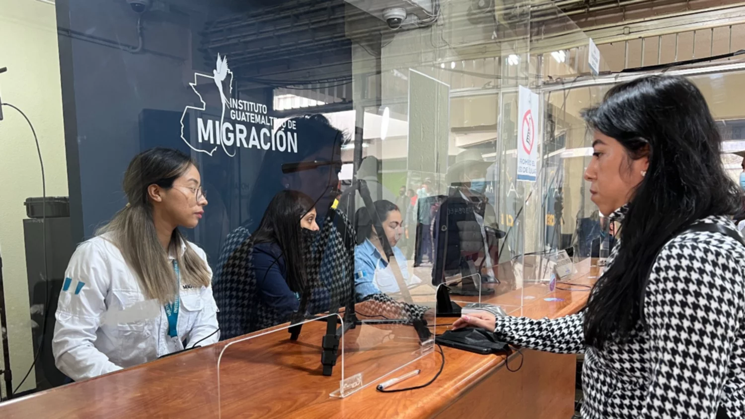 La sede de Migración en Quetzaltenango tiene capacidad para imprimir 280 pasaportes diarios. (Foto: IGM)
