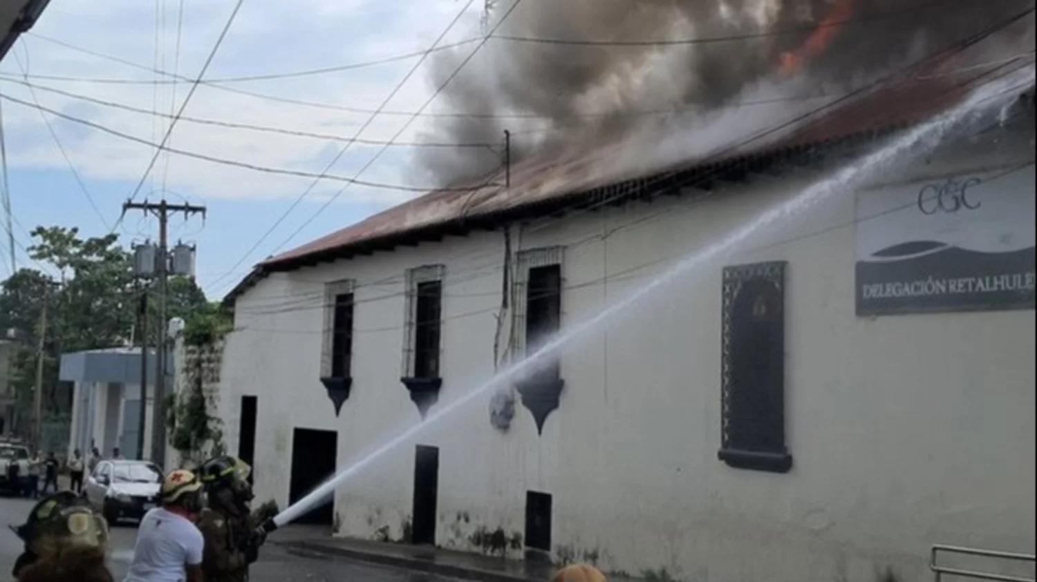 Incendio devasta oficinas públicas en el corazón de Retalhuleu